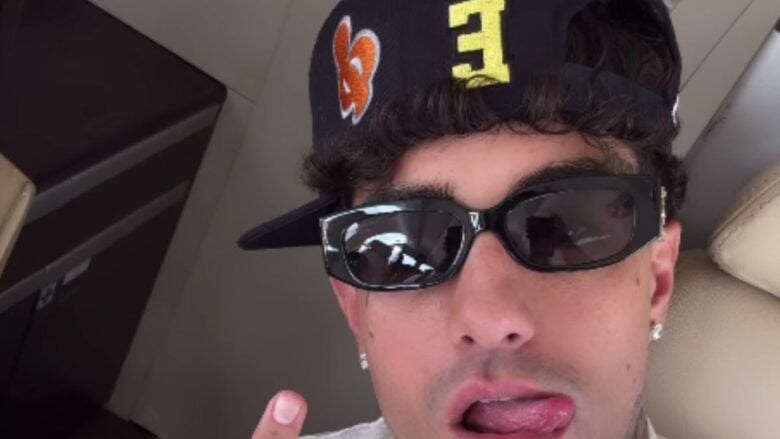 Tony Effe non passa di certo inosservato con la spilla in oro giallo che costa quasi 70 mila euro!
