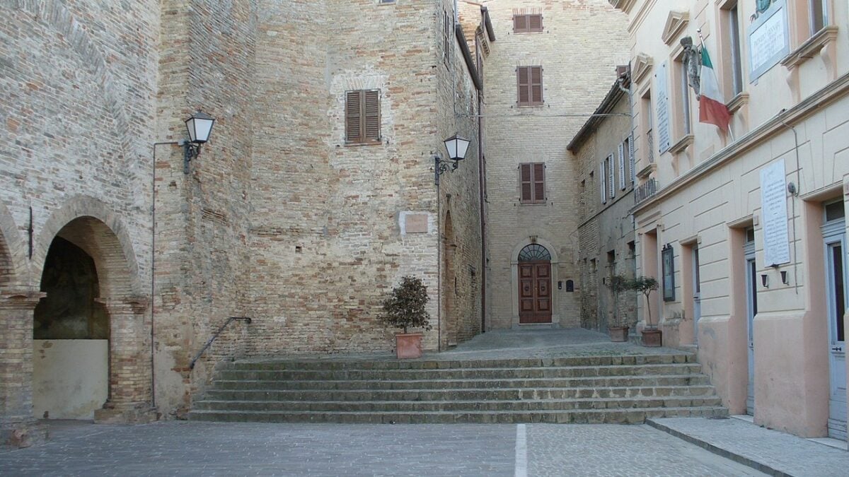 Questo affasciante Borgo fortificato nella Valle dell’Aso rapirà il tuo cuore!