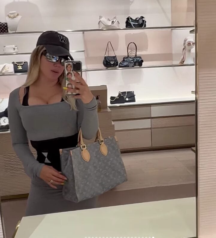 Wanda Nara sfoggia sui social il suo ultimo acquisto luxury firmato Louis Vuitton: scopri qui di cosa si tratta! Wanda Nara sfoggia sui social il suo ultimo acquisto luxury firmato Louis Vuitton: scopri qui di cosa si tratta!