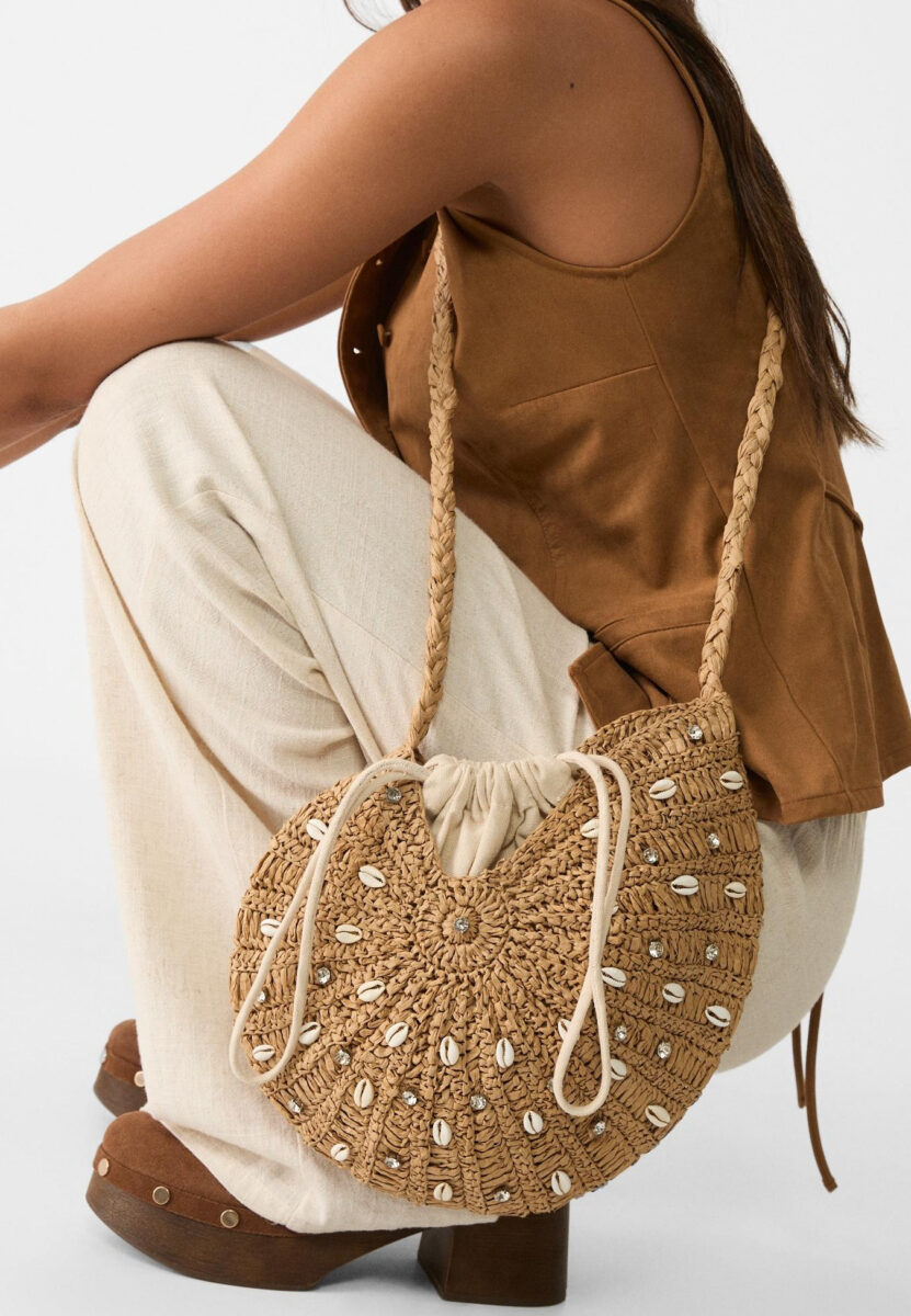La borsa a tema mare di Stradivarius che aggiungerà un tocco glam a tutti i tuoi look estivi La borsa a tema mare di Stradivarius che aggiungerà un tocco glam a tutti i tuoi look estivi