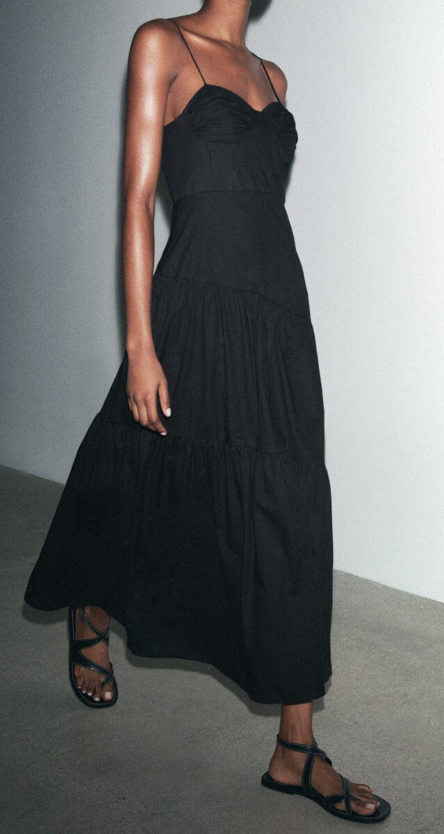 I maxi dress neri sono perfetti anche per la bella stagione: ecco la nostra top 6… I maxi dress neri sono perfetti anche per la bella stagione: ecco la nostra top 6…
