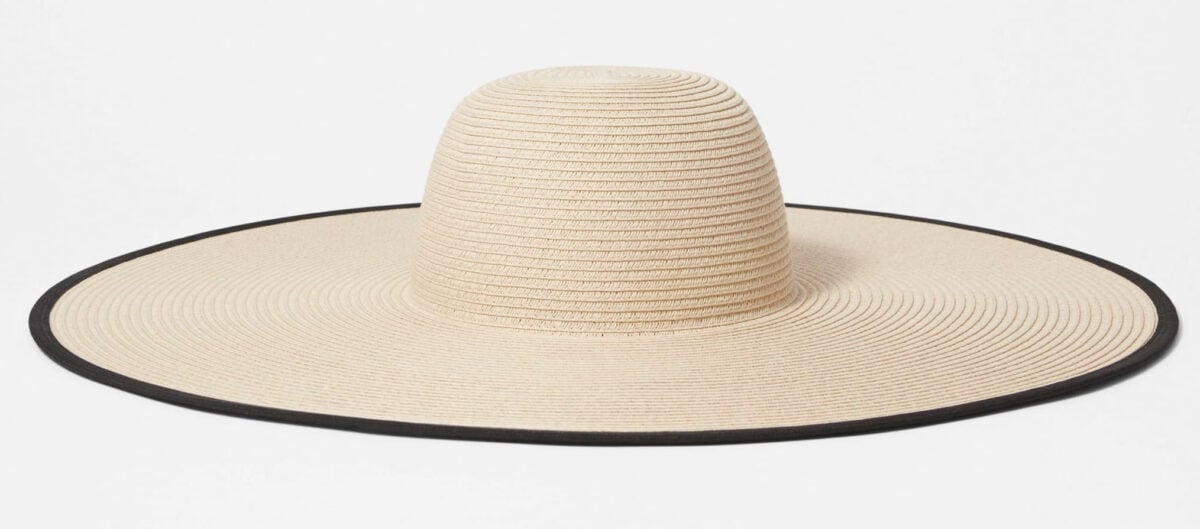 Dai una scossa ai tuoi look estivi con il maxi cappello in paglia firmato & Other Stories Dai una scossa ai tuoi look estivi con il maxi cappello in paglia firmato & Other Stories
