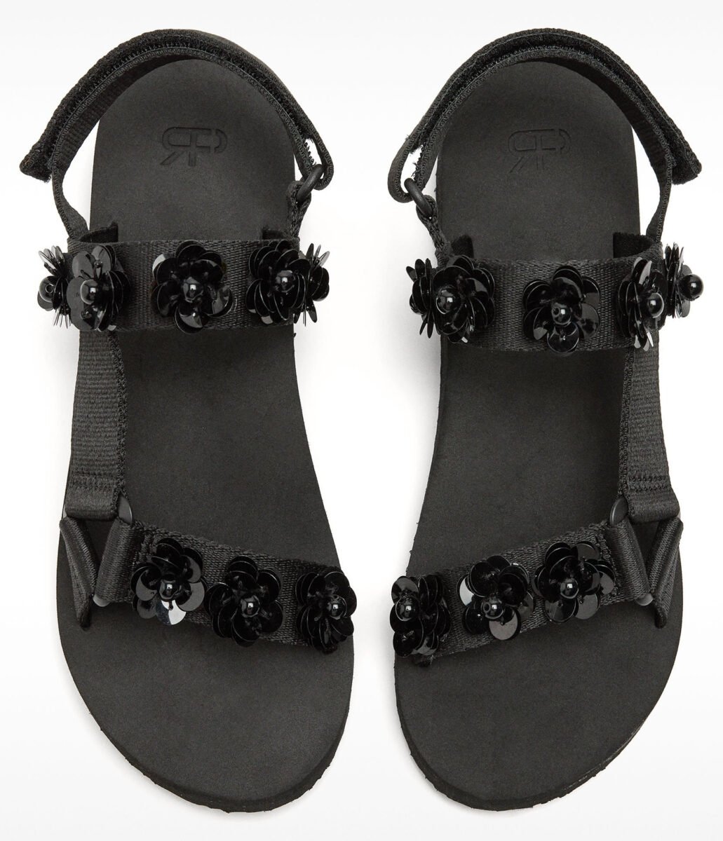 I sandali con strappi sono le scarpe più comode e pratiche del momento I sandali con strappi sono le scarpe più comode e pratiche del momento