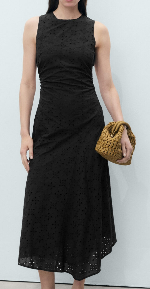 Romantici e chic, gli abiti in pizzo sangallo sono il trend del momento Romantici e chic, gli abiti in pizzo sangallo sono il trend del momento