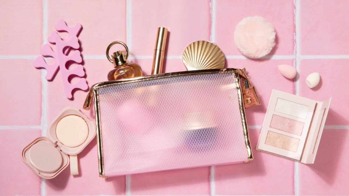 Beauty case estivo over 50: i prodotti indispensabili da mettere subito in valigia