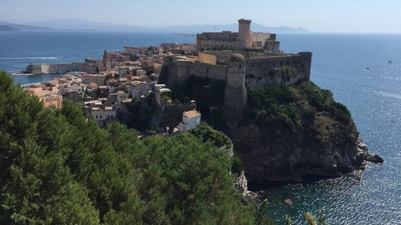 Gaeta, una perla sul mare tra Napoli e Roma: perditi nei vicoli del Borgo storico, scopri le sue spiagge e goditi i meravigliosi tramonti