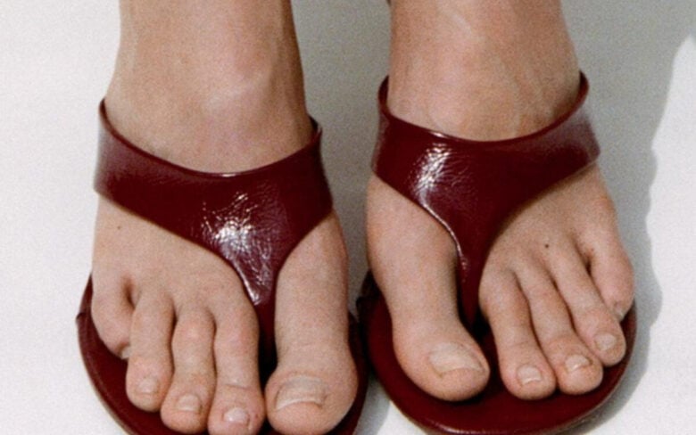 Qui i sandali infradito con tacco più cool dell’Estate 2025