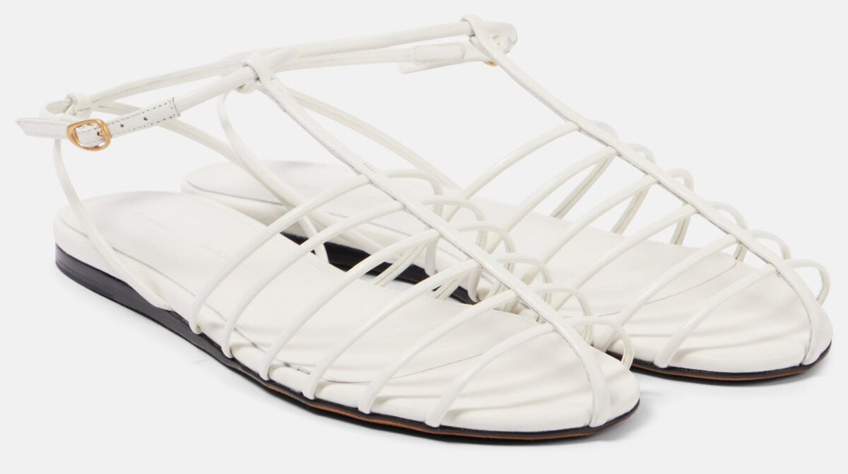 Eleganti e trendy, i sandali cage sono il vero must have del momento Eleganti e trendy, i sandali cage sono il vero must have del momento