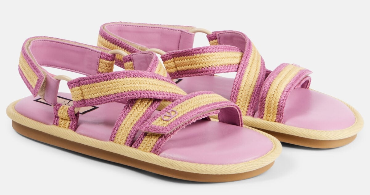 I sandali con strappi sono le scarpe più comode e pratiche del momento I sandali con strappi sono le scarpe più comode e pratiche del momento