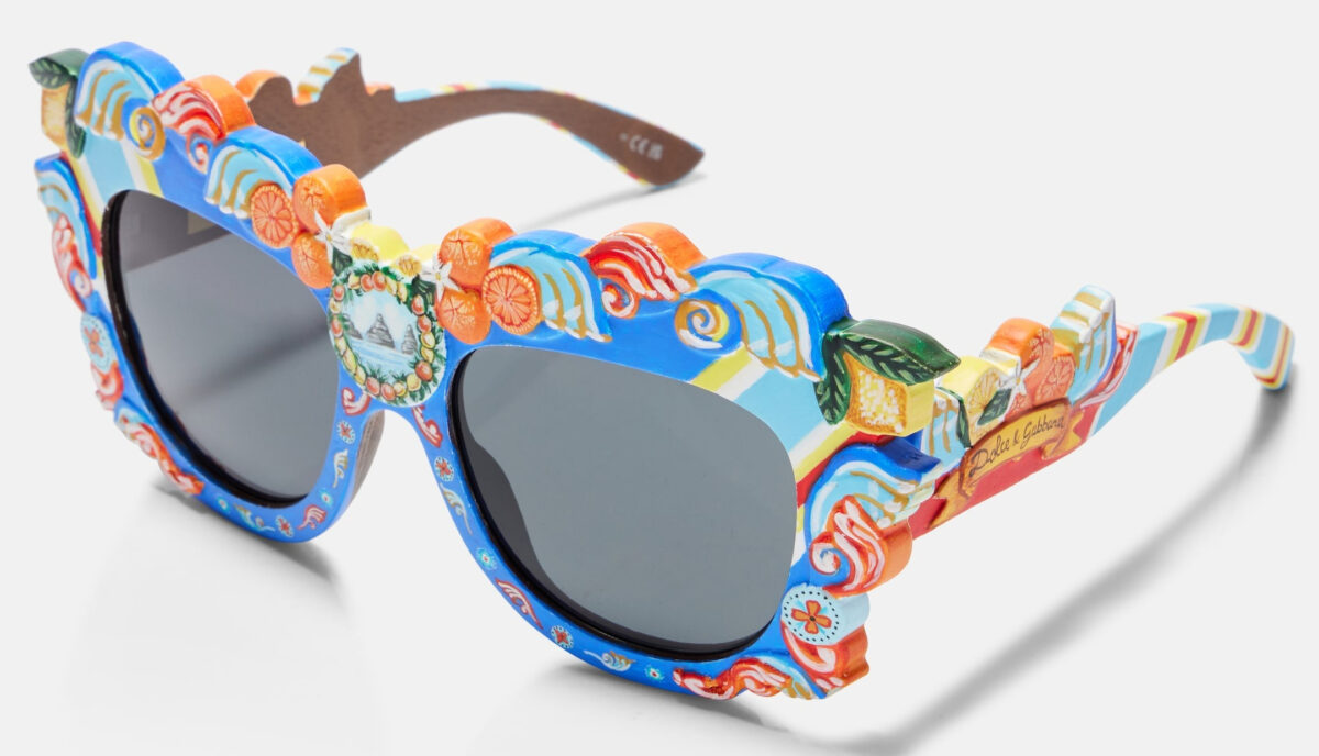 Gli occhiali da sole con montatura colorata sono l’accessorio must have dell’Estate Gli occhiali da sole con montatura colorata sono l’accessorio must have dell’Estate