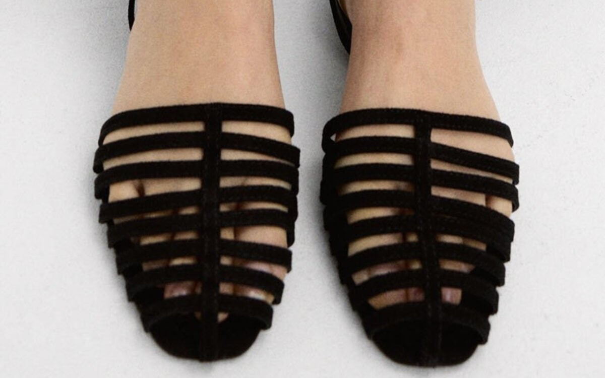 Eleganti e trendy, i sandali cage sono il vero must have del momento