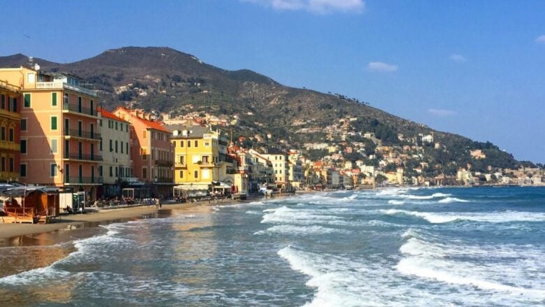 E’ uno dei Borghi marinari più belli della Riviera di Ponente: case colorate, spiagge da sogno e panorami instagrammabili