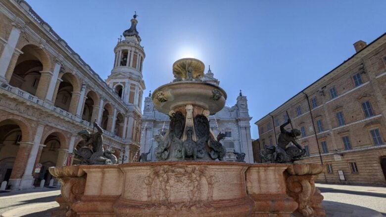 Un santuario leggendario, un centro storico pieno di charme e panorami mozzafiato: ecco il Borgo delle Marche che conquista!