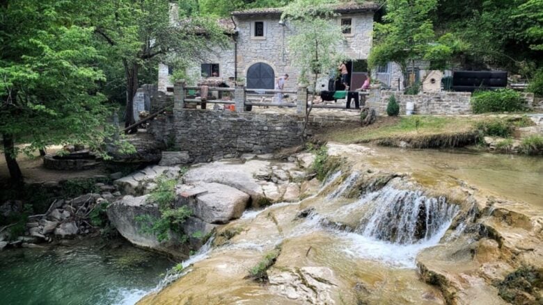 Weekend romantico? Ecco il borgo perfetto sul Monte Subasio