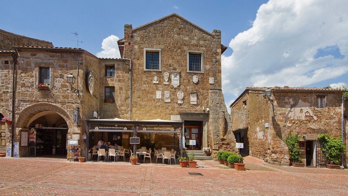Questo Borgo è un piccolo gioiello della Maremma scolpito nel Tufo