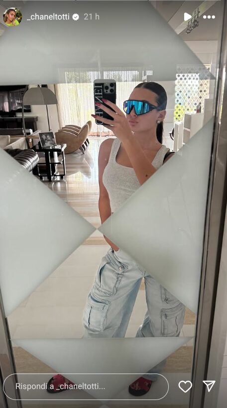 Chanel Totti lancia una nuova moda per l’estate con il suo Look casual-chic e gli accessori luxury che valgono quasi 3 mila euro! Chanel Totti lancia una nuova moda per l’estate con il suo Look casual-chic e gli accessori luxury che valgono quasi 3 mila euro!