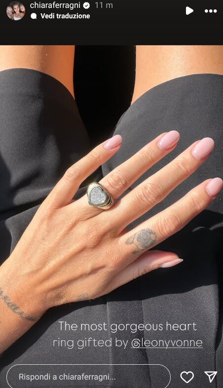 Avete visto il nuovo anello in oro giallo con diamanti di Chiara Ferragni? Costa come due stipendi! Avete visto il nuovo anello in oro giallo con diamanti di Chiara Ferragni? Costa come due stipendi!