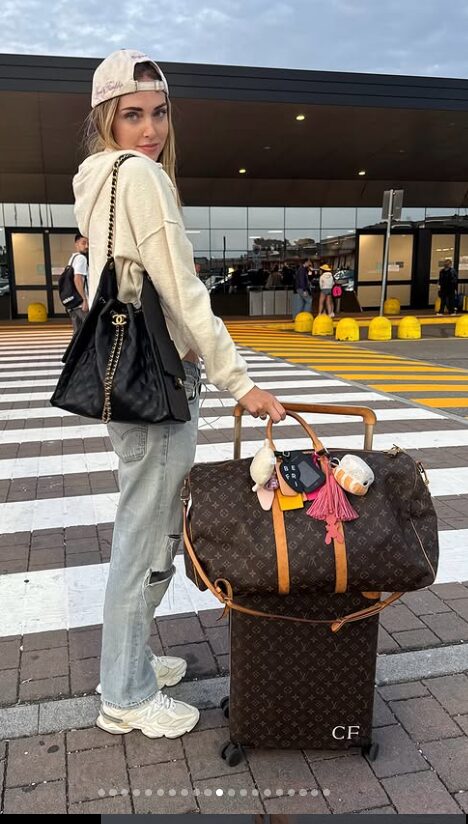 Chiara Ferragni aggiunge una nuova it bag alla sua collezione di borse di lusso: è una Chanel e ha un dettaglio particolarissimo! Chiara Ferragni aggiunge una nuova it bag alla sua collezione di borse di lusso: è una Chanel e ha un dettaglio particolarissimo!