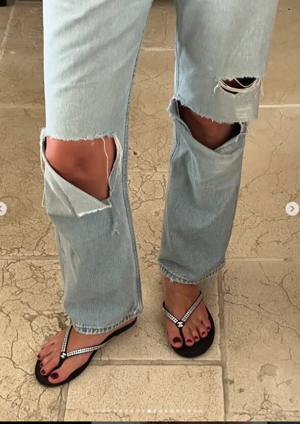Chiara Ferragni, le sue infradito per l’estate sono diverse da tutte le altre: costano quasi 2 mila euro!