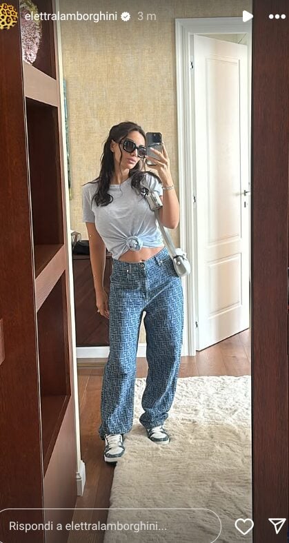 Elettra Lamborghini inaugura l’estate con crop top e jeans griffato: che cool! Elettra Lamborghini inaugura l’estate con crop top e jeans griffato: che cool!
