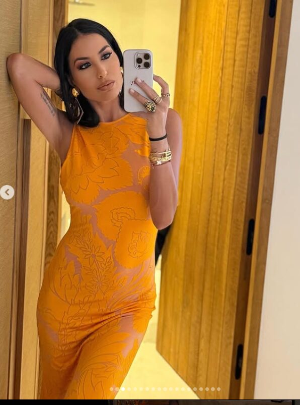 Elisabetta Gregoraci, neppure in estate rinuncia al lusso: quanto costa il suo look da cerimonia! Elisabetta Gregoraci, neppure in estate rinuncia al lusso: quanto costa il suo look da cerimonia!