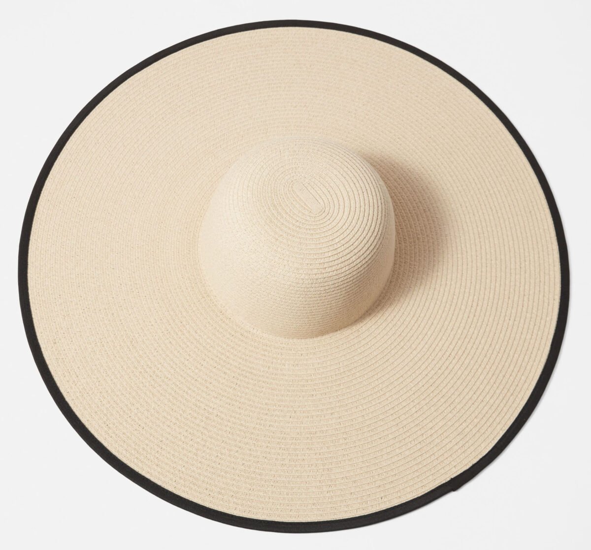 Dai una scossa ai tuoi look estivi con il maxi cappello in paglia firmato & Other Stories Dai una scossa ai tuoi look estivi con il maxi cappello in paglia firmato & Other Stories