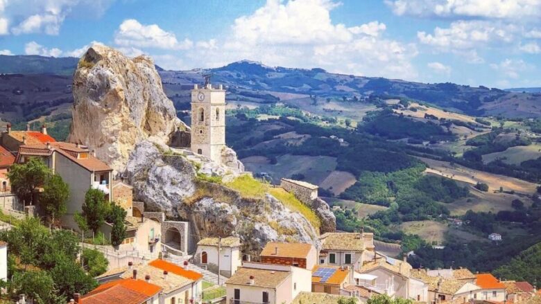Un Borgo scavato nella pietra e sospeso nel tempo: scopri Pietracupa con noi!