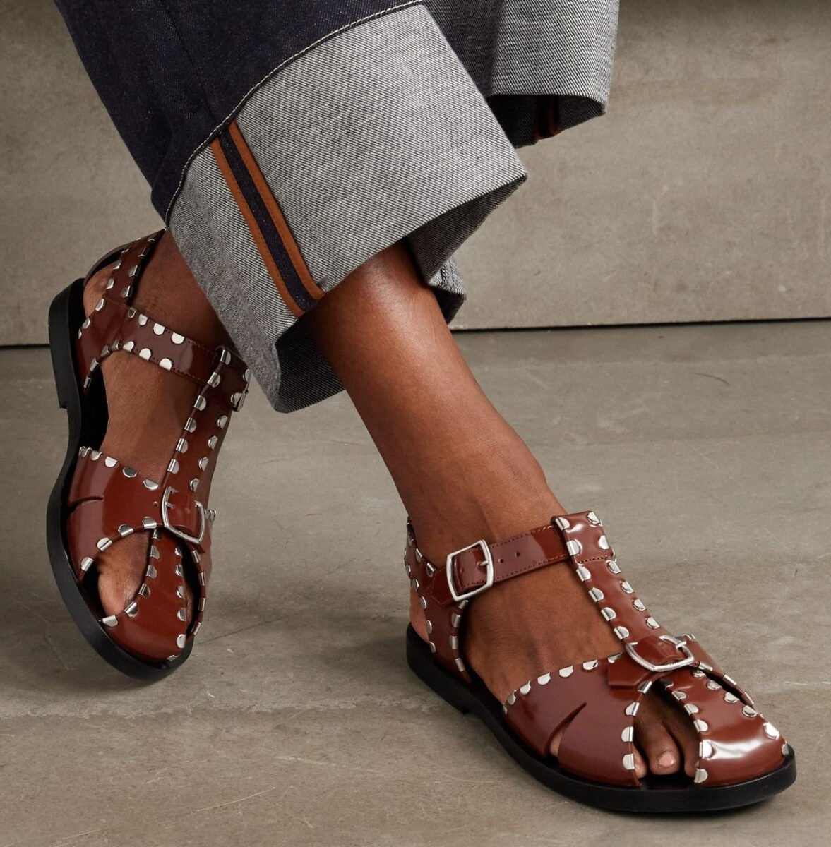 Eleganti e trendy, i sandali cage sono il vero must have del momento Eleganti e trendy, i sandali cage sono il vero must have del momento
