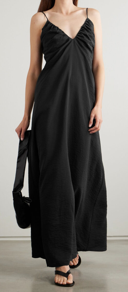 I maxi dress neri sono perfetti anche per la bella stagione: ecco la nostra top 6… I maxi dress neri sono perfetti anche per la bella stagione: ecco la nostra top 6…