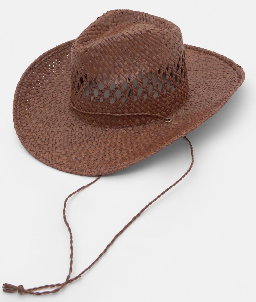 Il cappello da cowboy in paglia è l’accessorio statement del momento