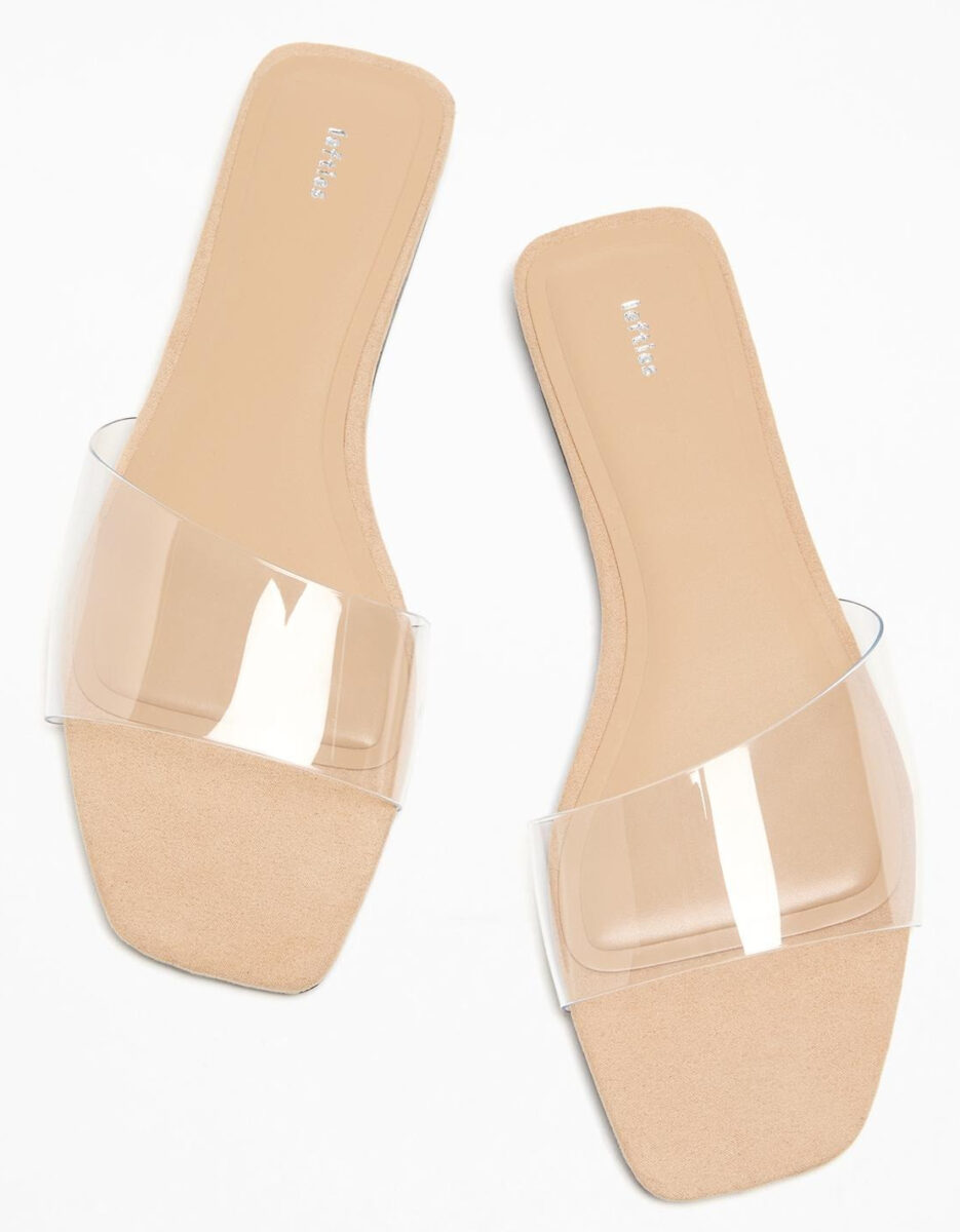 Sapevate che sono le scarpe trasparenti le protagoniste dell’Estate 2025?