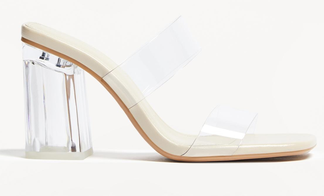 Sapevate che sono le scarpe trasparenti le protagoniste dell’Estate 2025?