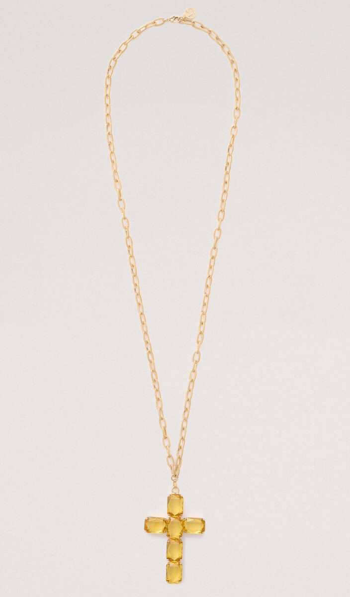 Torna di moda la collana con croce, l’accessorio must have del momento Torna di moda la collana con croce, l’accessorio must have del momento
