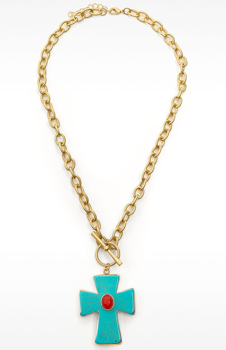 Torna di moda la collana con croce, l’accessorio must have del momento Torna di moda la collana con croce, l’accessorio must have del momento
