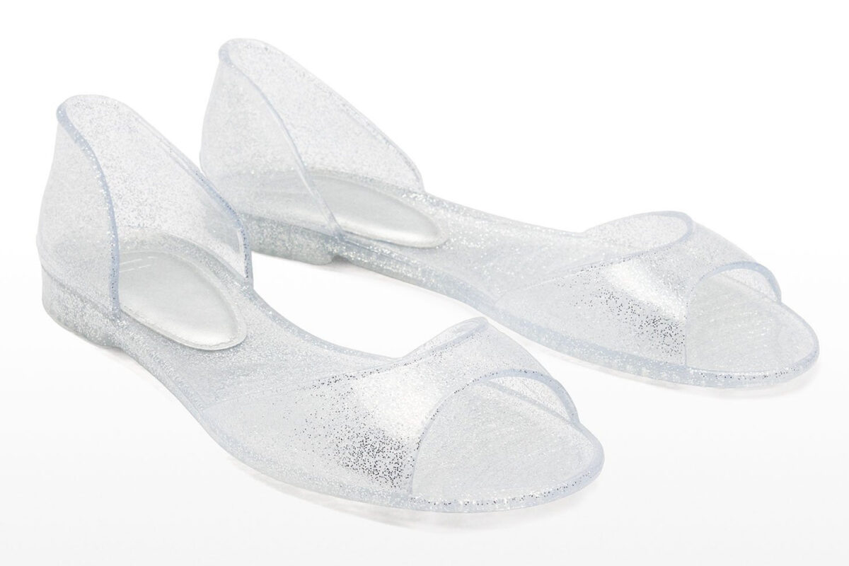 Sapevate che sono le scarpe trasparenti le protagoniste dell’Estate 2025?