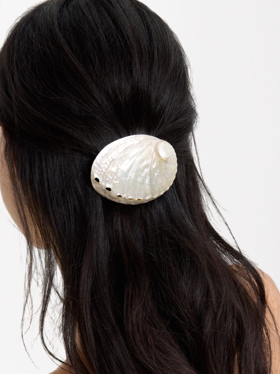 Tutti i fermagli per capelli a tema mare per dei look estivi ricercati e glam Tutti i fermagli per capelli a tema mare per dei look estivi ricercati e glam