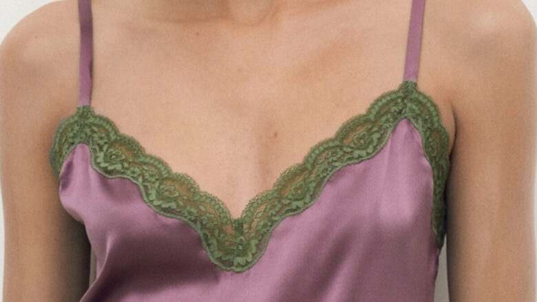 Le canotte di raso e pizzo sono il grande trend di stagione, sexy e femminili