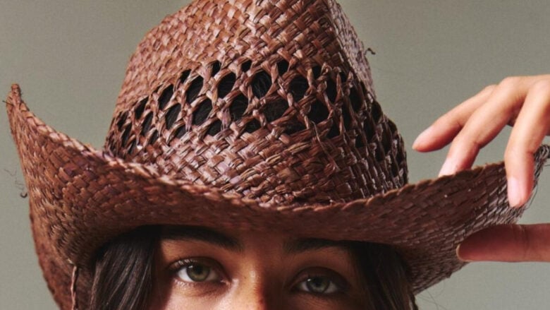 Il cappello da cowboy in paglia è l’accessorio statement del momento