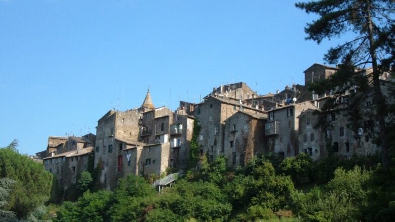 Capranica, il suggestivo borgo sulla via Francigena, amatissimo da Petrarca