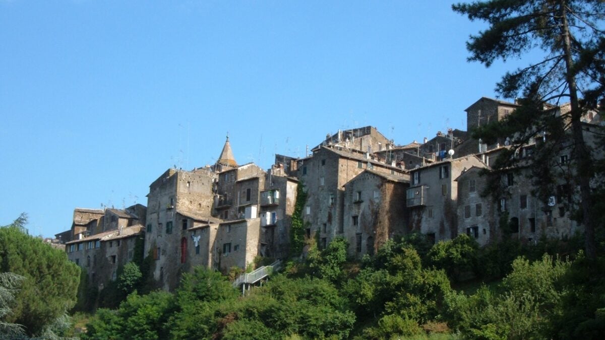 Capranica, il suggestivo borgo sulla via Francigena, amatissimo da Petrarca