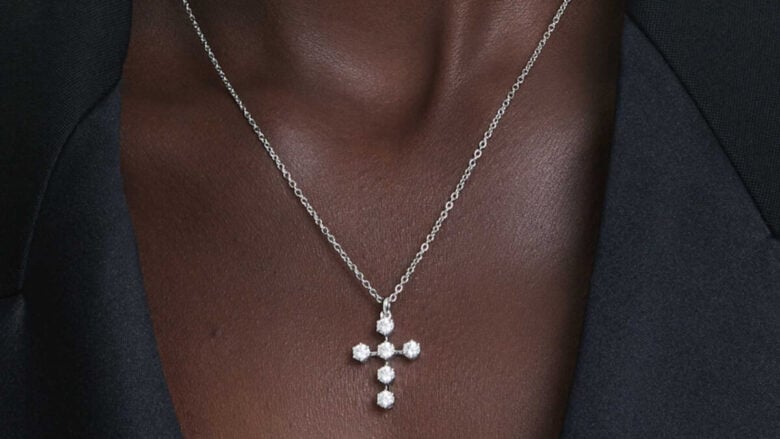 Torna di moda la collana con croce, l’accessorio must have del momento 