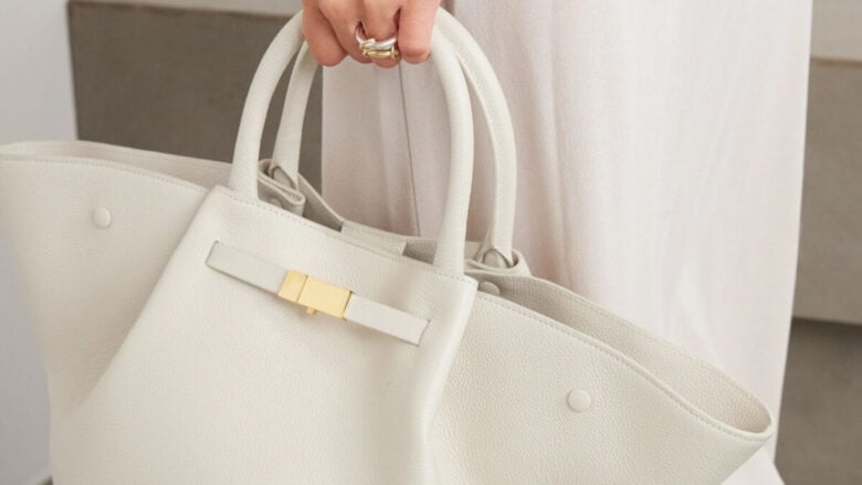 La borsa bianca è l’accessorio must dell’estate: ecco come abbinarla al meglio
