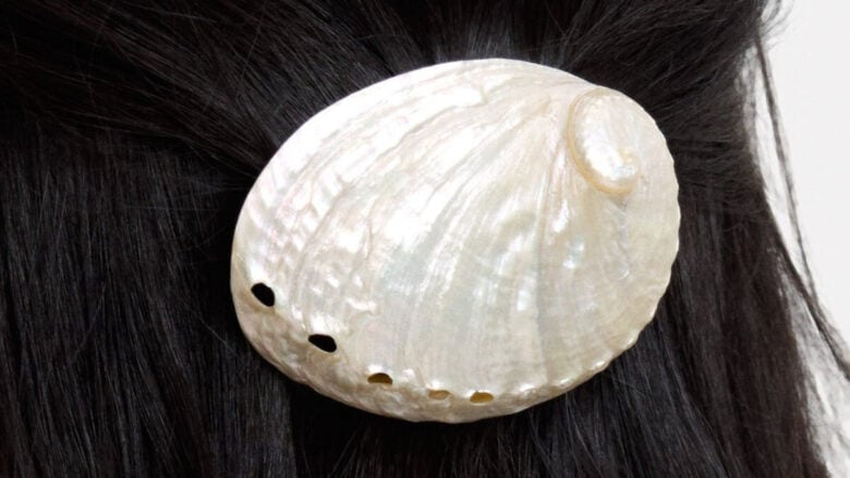 Tutti i fermagli per capelli a tema mare per dei look estivi ricercati e glam