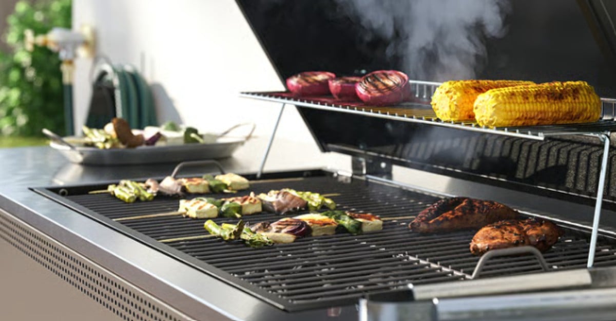 Scopri la linea di arredo IKEA pensata per il tuo angolo barbecue in Giardino