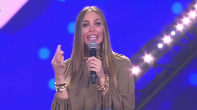 Ilary Blasi ripropone il ‘completo tre pezzi’ in chiave nuova per la quarta puntata di Battiti Live