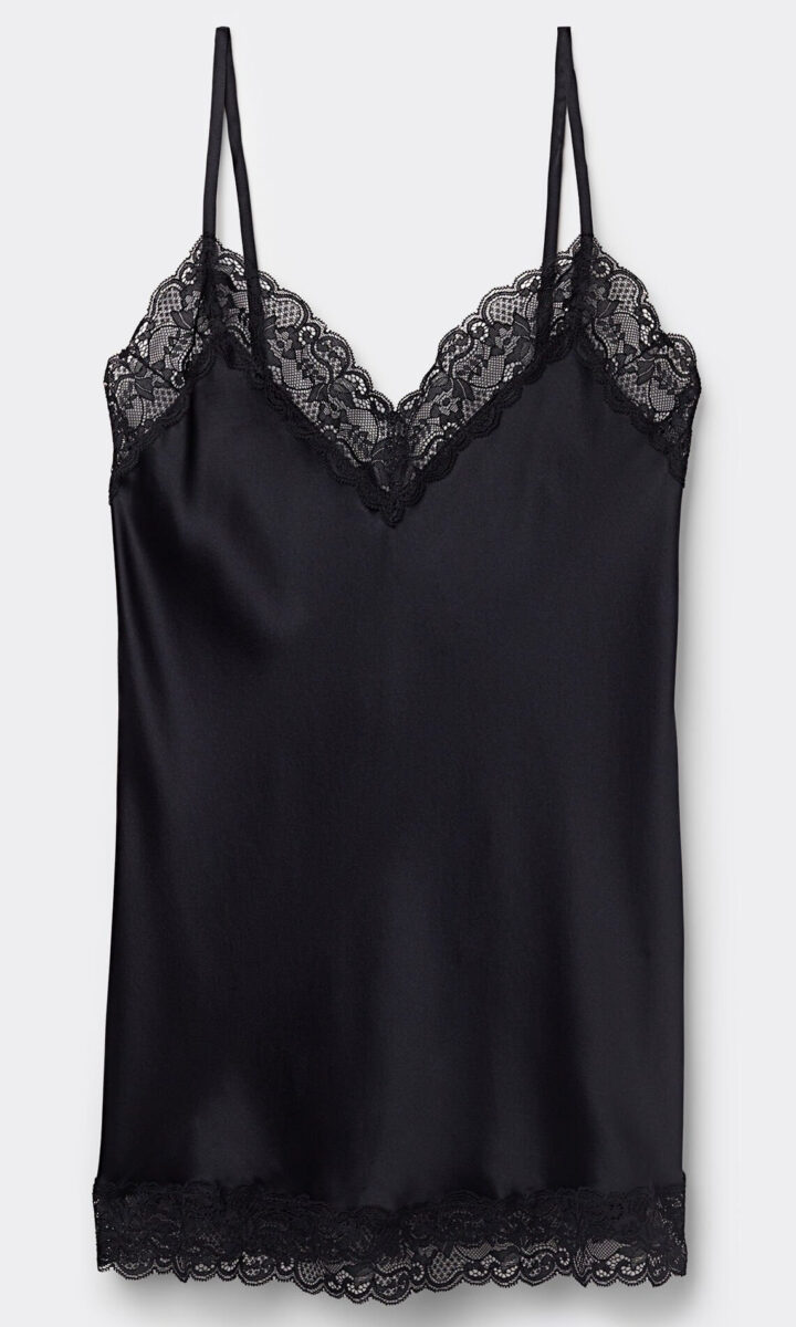 Le canotte di raso e pizzo sono il grande trend di stagione, sexy e femminili