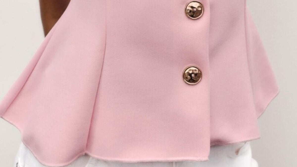 Sapevate che i top peplum sono il pezzo forte anche dell’Estate 2025?