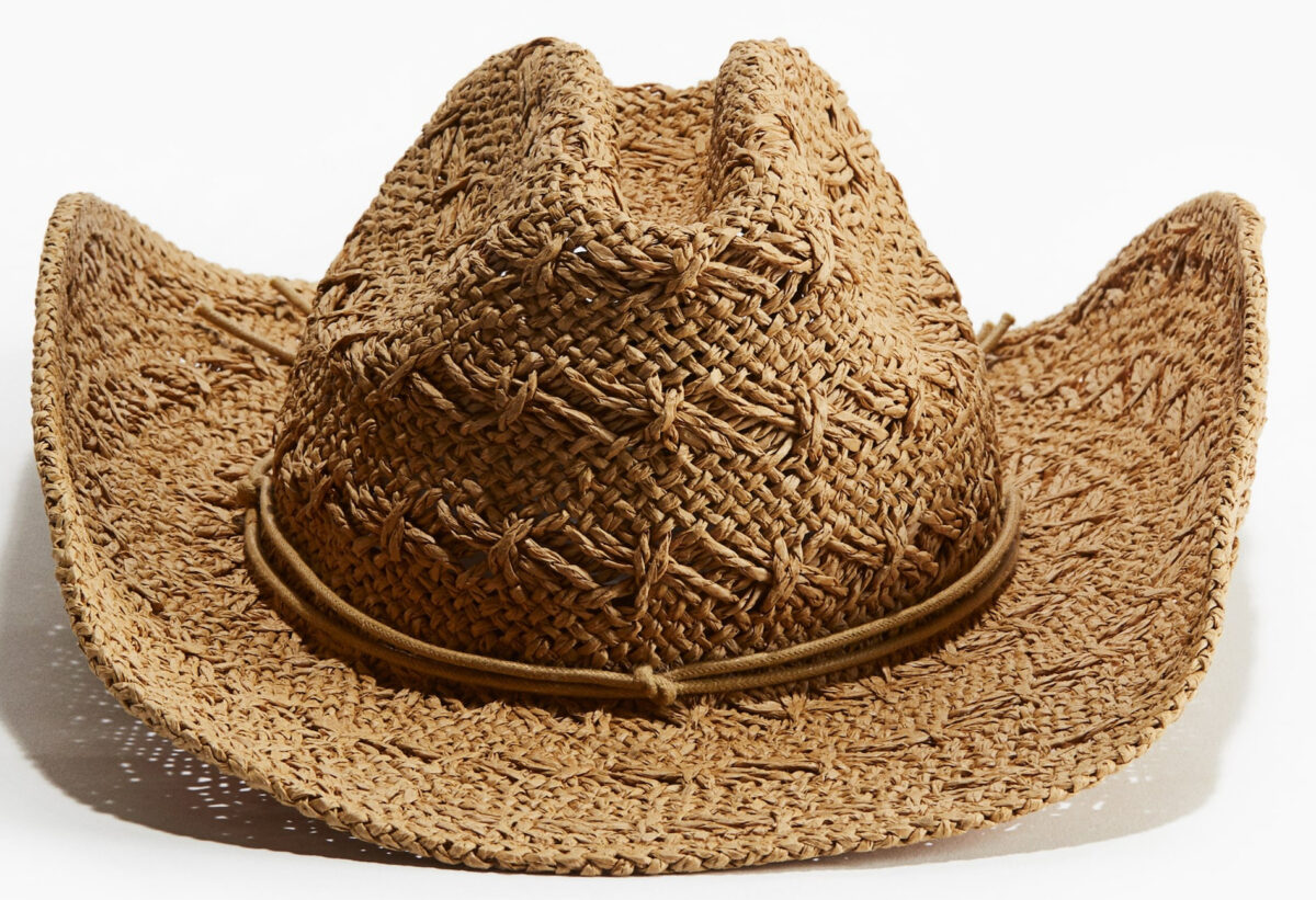 Il cappello da cowboy in paglia è l’accessorio statement del momento