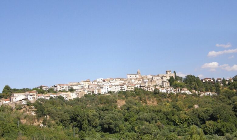 Il borgo abruzzese dove le acque sono cristalline e la natura è protagonista
