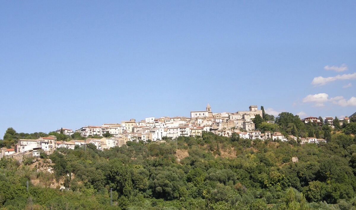 Il borgo abruzzese dove le acque sono cristalline e la natura è protagonista